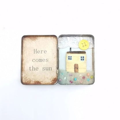 🏠Miniature Wooden House Scene In A Vintage Tin